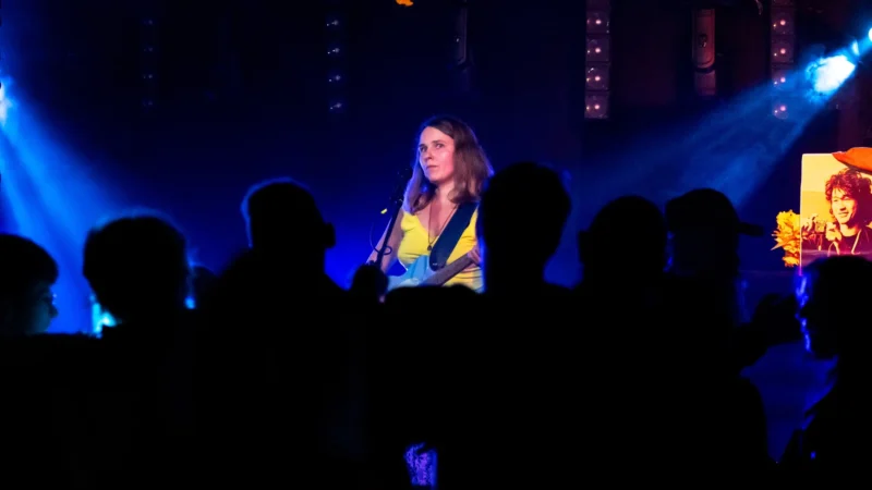 Anastazja z Mariupola na scenie podczas koncertu Coj po polsku w Bydgoszczy, październik 2024