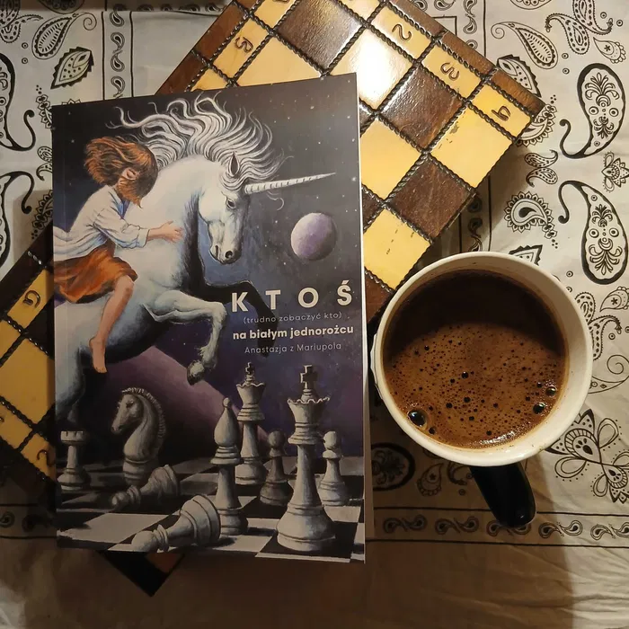 ktoś na białym jednorożcu