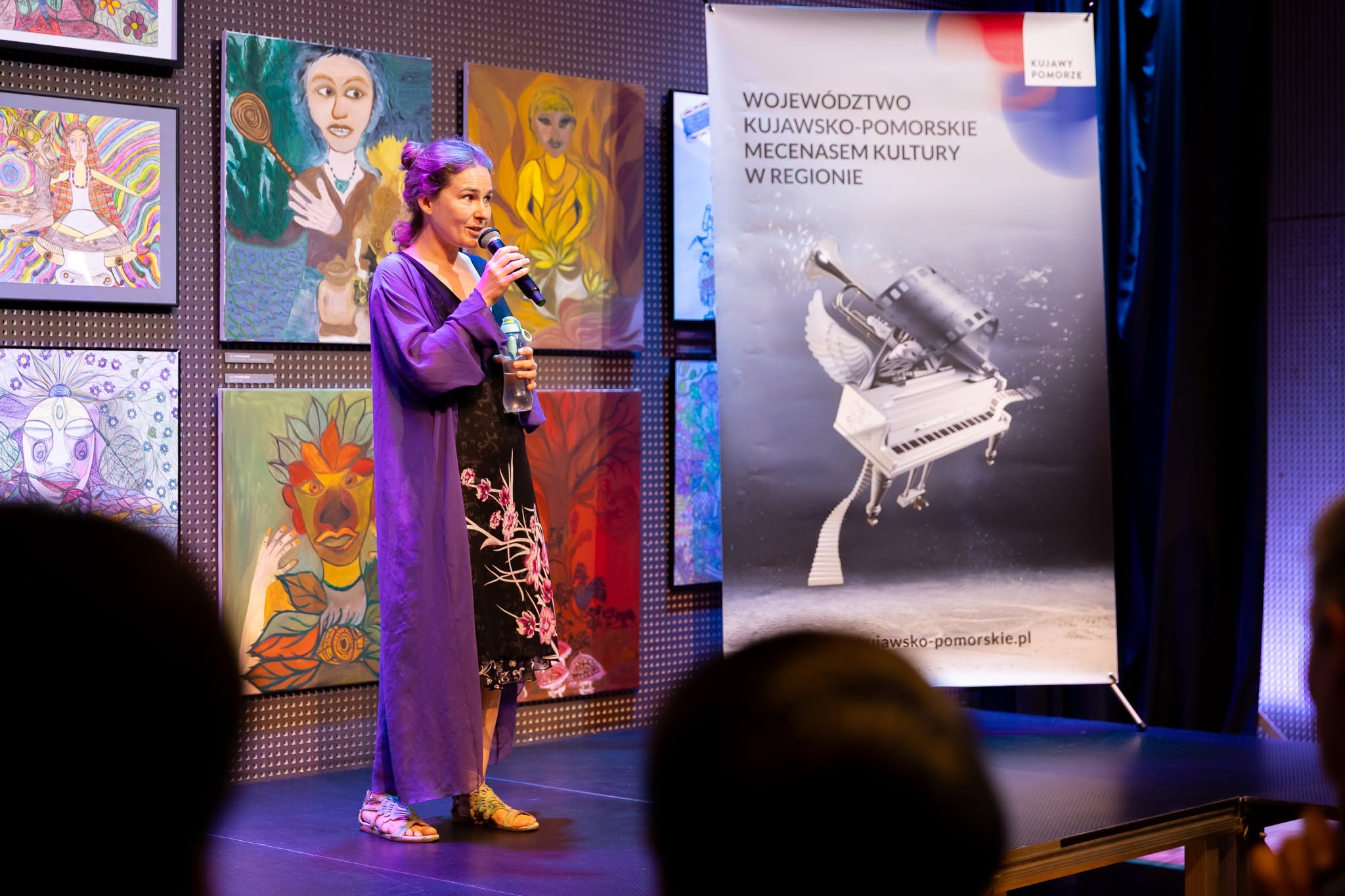 Anastazja z Mariupola rozpoczyna recital podczas gali stypendialnej w KPCK w Bydgoszczy