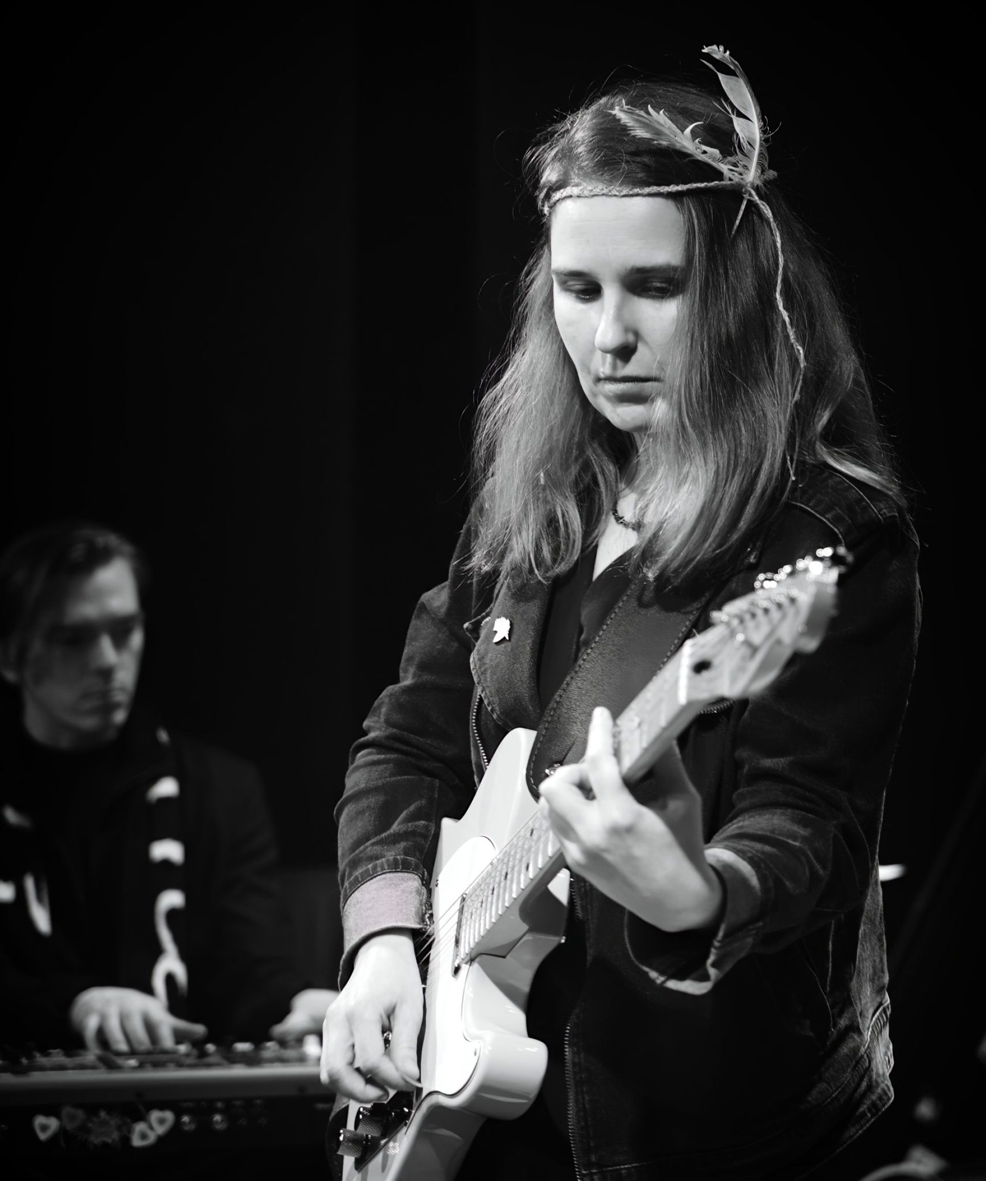Anastazja z Mariupola z gitarą i Michał Wandzilak przy instrumencie klawiszowym podczas występu w Kombinacie Kultury w Toruniu