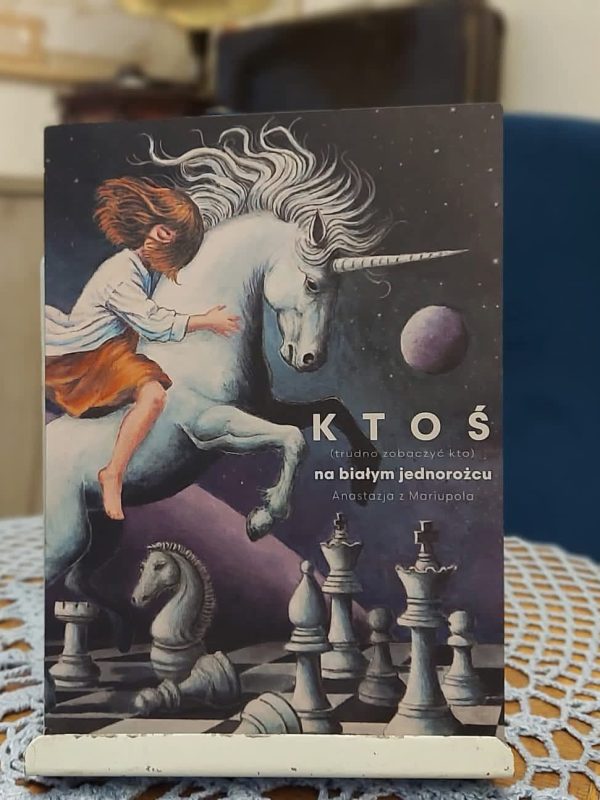 Książka "Ktoś (trudno zobaczyć kto) na białym jednorożcu" na spotkaniu autorskim Anastazji z Mariupola