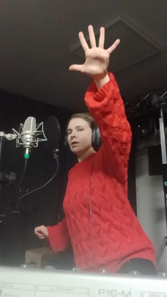 Anastazja z Mariupola podczas nagrywania wokalu do „Mojego terapeuty” w Studiu Nagrań Wyraź Siebie w Toruniu